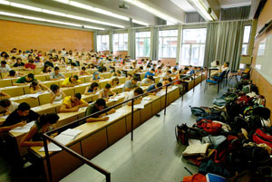 Alumnos de bachillerato examinándose de las pruebas de Selectividad. (Foto: Domènec Umbert)