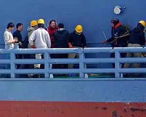 Giles Lane y Benjamin Potts son detenidos tras subir a bordo del ballenero japons. (Foto: AFP)