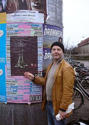 Jan Egesborg posa junto a su cartel, pegado en un poste de la calle. (Foto: AFP)
