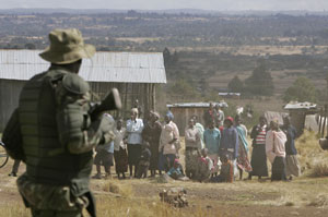 Un soldado vigila a los habitantes de un pueblo cercano a Eldoret. AP