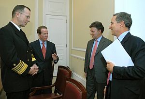 Álvaro Uribe recibe al jefe del Estado Mayor Conjunto de Estados Unidos, el almirante Michael Glenn Mullen. (Foto: EFE)
