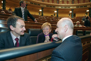 Zapatero conversa con Duran Lleida durante la aprobacin del Estatuto de Castilla y Len. (Foto: Javi Martnez)