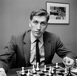 Fischer, ante un tablero de ajedrez en 1962. (Foto: AP)