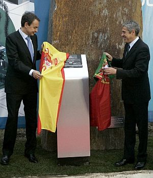 Zapatero y Scrates ponen la primera piedra del laboratorio. (Foto: EFE)