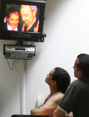Imágenes en la televisión cubana del reciente encuentro entre Lula y Castro. AFP