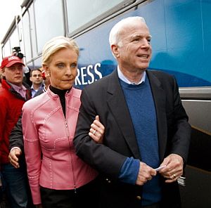 McCain, junto a su esposa durante la jornada de primarias. (Foto: AFP)