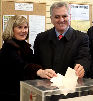 Tomislav Nikolic deposita su voto en una urna junto a su esposa Dragica. EFE