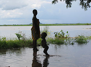 Una mujer y su hijo en una zona inundada de Mutarara, Mozambique. (Foto: AP)