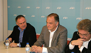Gonzlez Pons (centro), durante la rueda de prensa ofrecida este lunes. (Foto: EL MUNDO)