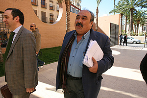El alcalde de Bigastro, el socialista Jos Joaqun Moya, en los juzgados de Orihuela. (Foto: El Mundo)