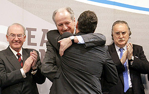 Atutxa abraza a Iigo Urkullu tras su comparecencia ante los medios. (Foto: EFE)