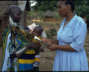 Una enfermera habla sobre inmunizacin con una madre de etnia masai. (Foto: Giacomo Pirozzi)