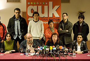 Rueda de prensa de ANV el 15 de enero. En el centro, la alcaldesa de Hernani y a su izquierda, el presidente de la formacin. (Foto: Justy Garca)
