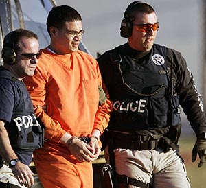 Jos Padilla, escoltado por dos agentes en su llegada A Miami en 2006. (Foto: AP)