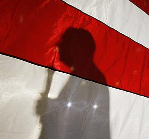 La sombra de John McCain se proyecta sobre una bandera en Florida. (Foto: AP)