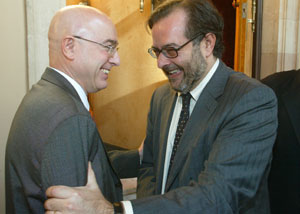 El conseller Joan Manuel Tresserras felicita a Albert Sez en los pasillos del Parlament. (Foto: Antonio Moreno)