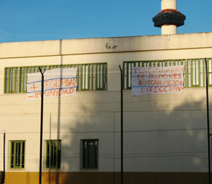 Algunos de los carteles de protesta que los sindicatos han colgado en la prisin. (Foto: El Mundo)