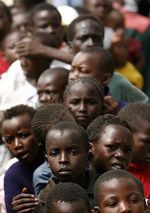 Nios keniatas esperan durante el reparto de alimentos en Nairobi, Kenia. (Foto: EFE)