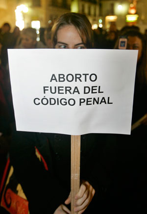 Una de las manifestantes porta una pancarta con el lema 'Aborto fuera del cdigo penal'. (Foto: AP)