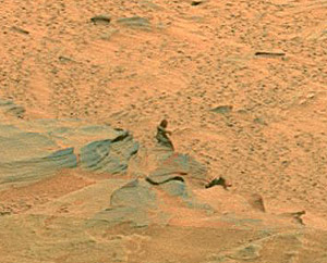 Ampliación de la imagen del 'Spirit' con la roca antropomorfa. (Foto: NASA)