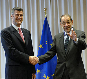 Hashim Thai y Javier Solana se saludan antes de su reunin en Bruselas. (Foto: AP)