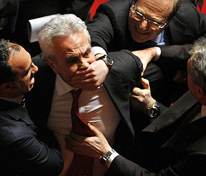 Los senadores sujetan a Tommaso Barbato, segundo por la izquierda. (Foto: REUTERS)
