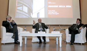 De izda. a dcha., Beppe Severgnini, Paolo Mieli y Gianluigi Colin. (Foto: Diego Sinova)