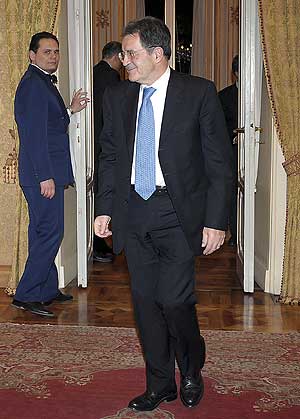 Prodi abandona el Palacio del Quirinale tras su encuentor con Giorgio Napolitano. (Foto: REUTERS)