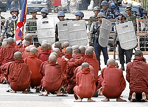 Monjes birmanos, rodeados por la polica. (Foto: REUTERS)