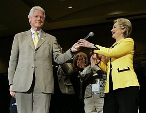 Bill Clinton sostiene el micrfono a su esposa Hillary, tras presentarla en un mitin en Charleston (Carolina del Sur). (Foto: AP)