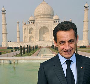 Sarkozy, junto al Taj Mahal. (Foto: AP)
