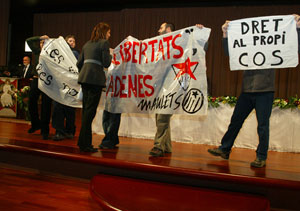 Manifestantes protestan contra un acto que han tachado de "ultracatlico" . (Foto: Antonio Moreno)