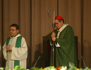 El cardenal arzobispo de Barcelona, Llus Martnez Sistach, ha dirigido una misa a los congregados en defesna de la familia nuclear. (Foto: Antonio Moreno)