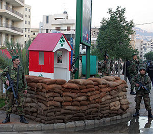 Soldados libaneses hacen guardia en las calles de la capital. (Foto: AFP)