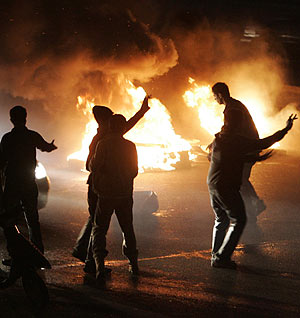 Manifestantes queman neumticos para intentar bloquear una carretera en Beirut. (Foto: AP)