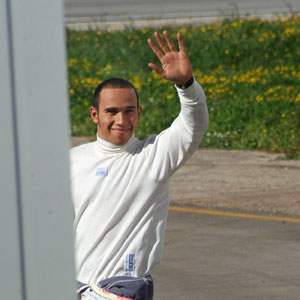 El britnico saluda a los aficionados que se han dado cita en el Aeroclub de Mahn. (Foto: Mnika Herguedas)