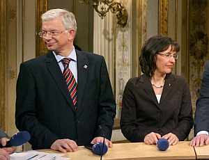 Los candidatos del Partido Socialdemócrata (SPD), Andrea Ypsilanti (d), y la Unión Cristianodemócrata (CDU), Roland Koch. (Foto: EFE)