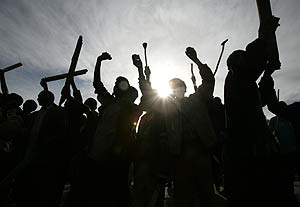 Protestas con machetes cerca de Naivasha, en Kenia. (Foto: REUTERS)