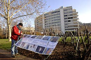Un hombre coloca carteles de apoyo de los miembros del Arca de Zoé. (Foto: EFE)