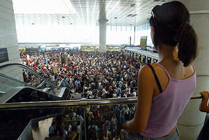 La invasin de las pistal en pleno periodo estival provoc el caos en el aeropuerto de El Prat. (Foto: Antonio Moreno)
