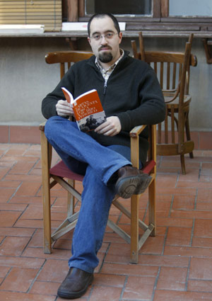 El autor del libro, Vctor Fernndez, en la presentacin. (Foto: Toni Albir / Efe)