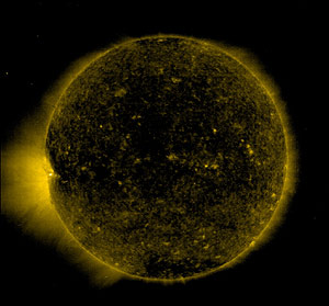Imagen del Sol emitiendo una erupcin de partculas, en su ecuador y a la izquierda. (Foto: SOHO / NASA)