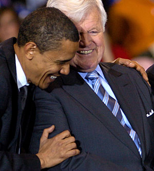 Obama abraza a Kennedy tras recibir su apoyo. (Foto: REUTERS)
