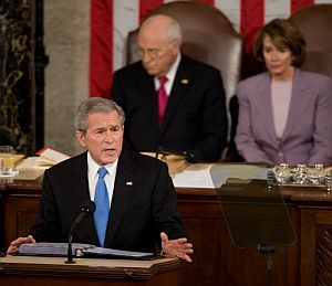 George Bush, en uno de los momentos del discurso. (Foto: AFP)