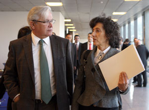 La ministra Cabrera junto a Joan Clos momentos previos a úna reunión sobre I+D a escala europea celebrada en Barcelona. (Foto: EFE)