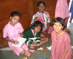 Nias indias, haciendo los deberes. (Foto: M. Arroyo)
