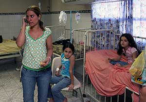 La espaola Marlene Martn Brito, con sus dos hijas en el hospital. (Foto: AFP)