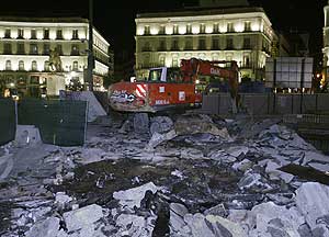 Lugar de la Puerta del Sol donde la excavadora perfor el techo. (Foto: Antonio M. Xoubanova)