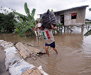 Un hombre camina por una calle inundada de la localidad ecuatoriana de San Mateo. (Foto: EFE)
