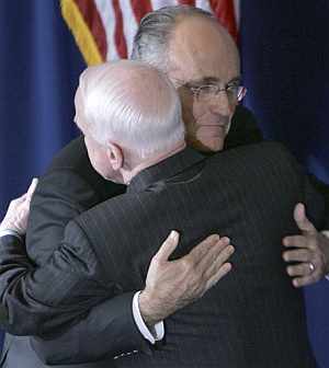 Giuliani abraza a McCain. (Foto: AP)